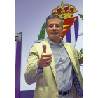 Miguel Ángel Gómez, ante el escudo del Real Valladolid.-M.Á. SANTOS