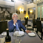 En la imagen, el hostelero Lucio Pastor  en el comedor del nuevo establecimiento Casa Lucio reconvertido en gastrobar.-MANUEL BRÁGIMO