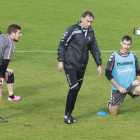 El nuevo técnico del  Real Valladolid, Miguel Ángel Portugal, entre Tiba y Samuel, durante su primera sesión de entrenamiento ayer en los Campos Anexos.-J. M. Lostau