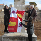 García Cirac, Delgado y Arribas descubren una placa en la visita a Caleruega.-ICAL