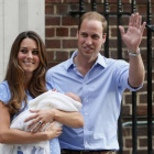 Guillermo y Catalina, con el príncipe Jorge recién nacido en brazos, el 23 de julio del 2013, a la salida del hospital, en Londres.-Foto: STEFAN WERMUTH / REUTERS