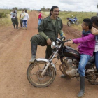 Miembros de las FARC durante su última conferencia en Yari, al sur de Colombia.-AP / RICARDO MAZALAN