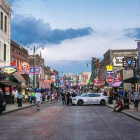 La calle Beale, en Memphis, una de las cunas del blues.-MIQUEL JURADO
