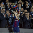 Iniesta recoge la copa del ganador durante la final de la Copa del Rey.-JORDI COTRINA