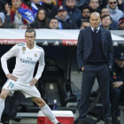 Bale y Zidane, poco antes de la entrada del galés en el campo.-PAUL WHITE / AP