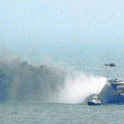 El 'Norman Atlantic', en llamas, durante el rescate.-Foto: REUTERS