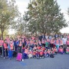 Alumnos y profesores del colegio de Portillo posan ayer con el presidente de la Diputación de Valladolid,Jesús Julio Carnero.-EL MUNDO