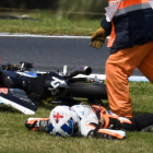 El cuerpo inerte del inglés John McPhee tras ser terriblemente golpeado por la moto del italiano Andrea Migno.-AFP / SAEED KHAN