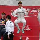 Nico Rosberg celebra la victoria, con Max Verstappen, segundo, y Lewis Hamilton, tercero, en Suzuka.-Toru Takahashi / AP