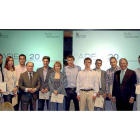 El consejero de Economía y Empleo, Tomás Villanueva y el presidente de CLH, José Luis López, junto a los premiados.-ICAL