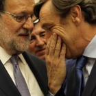 Mariano Rajoy (izquierda) y Rafael Hernando, en el pleno de investidura, en agosto.-JOSÉ LUIS ROCA