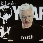 Julian Assange, en su aparición por videoconferencia.-MARKUS SCHREIBER / AP