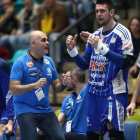 Juan Carlos Pastor da instrucciones a sus jugadores del Pick Szeged en un partido de la Liga de Campeones.-E.M.
