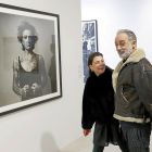 El fotógrafo leonés Alberto García-Álix, ayer, junto a su autorretrato expuesto en la sala 3 del Museo Patio Herrerianio.-J. M. LOSTAU