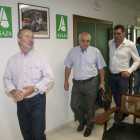 El presidente de Asaja en Castilla y León, Donaciano Dujo (I), y de Salamanca, Luis Ángel Cabezas (D), junto con el catedrático de la Universidad de Lleida, Luis Gonsálvez (C), presentan 'Provacuno', la interprofesional de la carne de vacuno que reúne a i-Ical