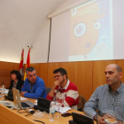 La jefa de Sección de Acción Cultural de la Junta, Erundina Iglesias, junto al concejal de Cultura del Ayuntamiento de Ponferrada, Santiago Macías (2I), y los organizadores del Festival de Cine de Ponferrada, Antonio Cidón (2D), y Antonio Morán (D), duran-Ical