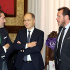 El alcalde de Valladolid, Óscar Puente (D), el consejero de Fomento, Juan Carlos Suárez-Quiñones (I), y el presidente de Adif, Juan Bravo, firman un convenio ferroviario.-ICAL