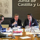 El vicepresidente, José Antonio de Santiago-Juárez, junto al consejero de Fomento, Juan Carlos Suárez-Quiñones.-ICAL