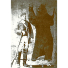 El doctor Ayestarán, de Barruelo de Santullán, con su oso, en una imagen de finales del siglo XIX; a la derecha, portada del libro.-ARCHIVO DE FERNANDO CUEVAS