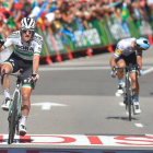 El ciclista irlandés Sam Bennett a punto de cruzar la línea de meta en Bilbao.-AFP