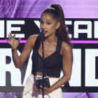 Ariana Grande, al recoger el premio a la mejor artista del año.-AP / MATT SAYLES
