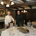José Antonio Rayón y su hijo Álvaro en el comedor del restaurante.-BRÁGIMO