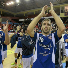Los jugadores del BM Atlético Valladolid aplauden a su afición al término de un partido-J. M. Lostau