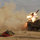 Un miliciano chií dispara un lanzacohetes contra posiciones del Estado Islámico en los alrededores de Tikrit, este domingo.-Foto: REUTERS / THAIER AL-SUDANI