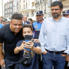 Un niño se hace un selfie con Ronaldo en su paseo desde al Ayuntamiento al restaurante.-J. M. LOSTAU