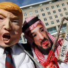 Activistascaracterizados como Trump y Bin Salmán protestan ante el Departamento de Estado de EEUU reclamando sanciones contra Arabia Saudí por la muerte de Khashoggi.-KEVIN LAMARQUE (REUTERS)