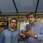 Roberto Martín y Francisco Ildefonso Domínguez, investigadores de la Universidad Pontificia de Salamanca, en una parada de autobús de la ciudad del Tormes.-REPORTAJE GRÁFICO: ENRIQUE CARRASCAL