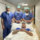 Óscar Plano junto al equipo médico en el Hospital Campo Grande. / RV