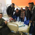 Paco García y los jugadores del Carramimbre, durante su visita a los niños en los hospitales.-EM