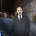 Xavier Crespo sale de la Audiencia de Barcelona, en marzo del año pasado.-CARLOS MONTAÑÉS