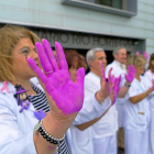 Un grupo de especialistas sanitarios levantan las manos pintadas de rosa , en la puerta del Hospital Río Hortega, por el día mundial del cáncer de mama.-ICAL