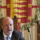 El alcalde de Valladolid, Francisco Javier León de la Riva en una rueda de prensa en el Ayuntamiento-Pablo Requejo