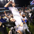 Anthony Rizzo (44), David Ross (3) y Jason Heyward (22) celebran la victoria de los Cubs de Chicago en las Series Mundiales de EEUU.-EZRA SHAW