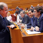 Herrera conversa con Fernández Mañueco ante la mirada de De la Hoz y Sanz Vitorio ayer en el Pleno.-J.M. LOSTAU
