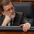 Mariano Rajoy escuchando la intervención de Ábalos.-JOSE LUIS ROCA