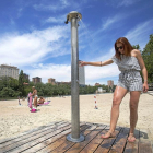 Una chica se refresca en las duchas de la playa de Las Moreras-PHOTOGENIC