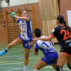 EliCesáreo (máxima goleadora del partido) se eleva para lanzar por encima de Cristina Cifuentes y Clara Gómez.-J. M. LOSTAU