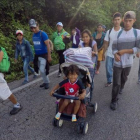 Un grupo de los 5.000 migrantes que se concentran en un centro deportivo en el este de Ciudad de México.-EFE