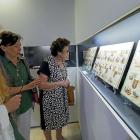 Tres visitantes observan un grupo de paneles que forma parte de la exposición inaugurada ayer en Urueña.-ICAL