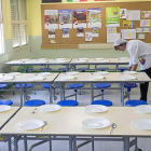 Una trabajadora prepara las mesas en un comedor escolar de la capital.-PABLO REQUEJO