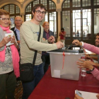 Votantes en Igualada.-MARC VILA