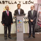 El alcalde de la Alberca, Jesús Pascual, el director general de turismo,Javier Ramírez y el presidente de la diputación de Salamanca, Francisco Javier Iglesias, durante la presentación de la oferta turística de La Alberca en Fitur-Ical