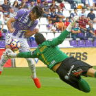 Biel Ribas no llega al balón pero el remate de Jose se marchó fuera en una de las mejores ocasiones del Real Valladolid, ayer, en Zorrilla.-J.M.LOSTAU