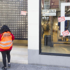 Integrantes de un piquete ante una tienda de ropa de Burgos.-ISRAEL L. MURILLO