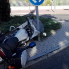 La moto del policía tras el accidente.-@PoliciaVLLTwitter