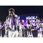 Monchu celebra un gol del Real Valladolid en uno de los partidos en horario nocturno de esta temporada. / RVCF